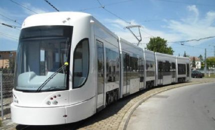 Palermo e il Tram quasi vuoto che sfila alle 12,00: il simbolo una città senza speranza