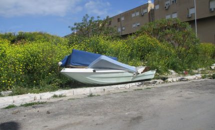 Palermo, una barca si è 'arenata' tra le 'onde di munnizza' dello ZEN 2!