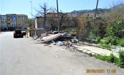 A Borgo Nuovo, quartiere-letamaio tra carcasse di auto, immondizia, alberi bruciati /PALERMO-CITTA' 82