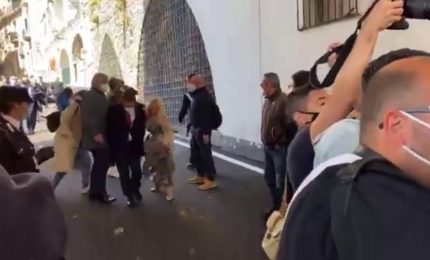 Amalfi, lancio di uova marce per il sottosegretario grillino Giancarlo Cancelleri (VIDEO)