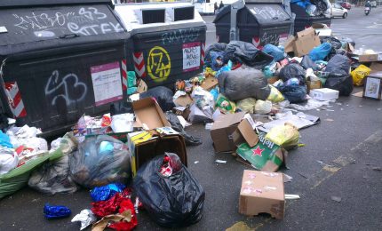 Palermo/ La manina della panormosaura che getta l'immondizia dall'auto nel cassonetto senza fare centro sporcando la strada