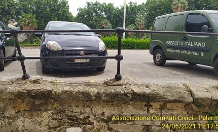 Il 'cubismo' di un panormosauro nella ringhiera di Piazza del Parlamento/ PALERMO-CITTA' 91