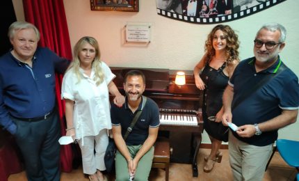 Figli Franco Franchi donano pianoforte padre a talenti Accademia Palermo