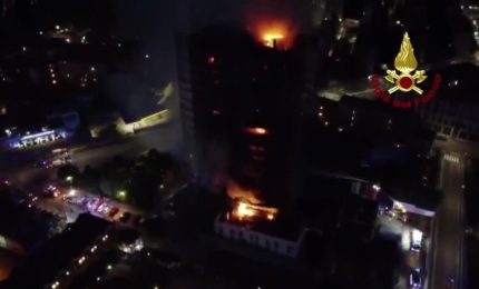 Incendio a Milano, pompieri impegnati a spegnere gli ultimi focolai