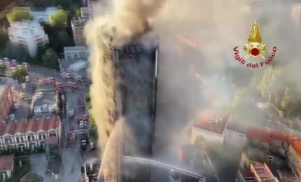 Incendio grattacielo a Milano, le immagini dall'elicottero dei vigili del fuoco