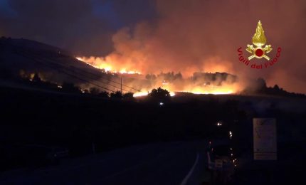 Notte di roghi in Sicilia e Calabria