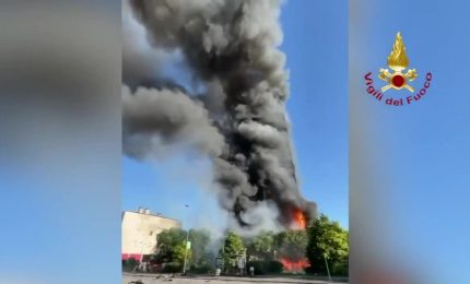 Milano, incendio devasta un palazzo