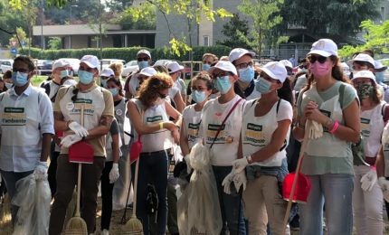 Milano, i volontari di McDonald's puliscono parco Annarumma