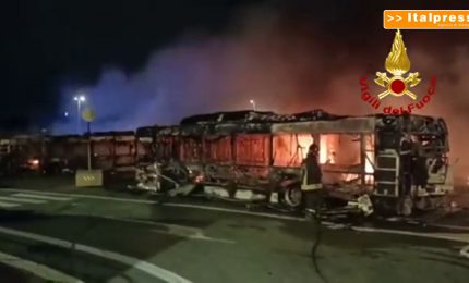 Incendio in un deposito Atac, distrutti 30 bus