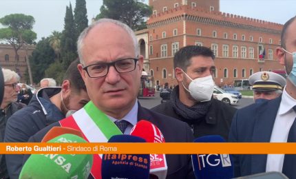 Sindaco di Roma depone corona d'alloro all'Altare della Patria