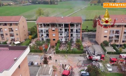 Esplosione e crollo palazzina a Pinerolo, morta un'anziana