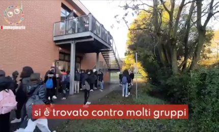 Rissa per un panino in una scuola di Carpi