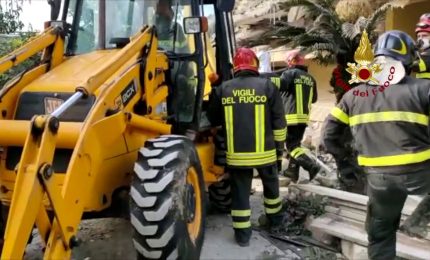 Crolla palazzina nel casertano, si scava tra le macerie