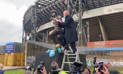 Un anno fa la morte di Maradona, Renica mette la fascia alla statua