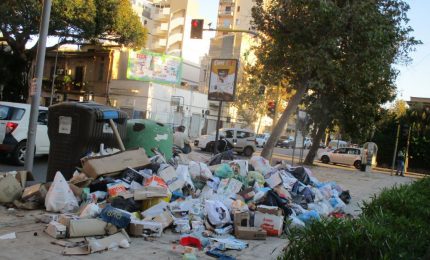 Palermo, montagne di rifiuti in viale Strasburgo e viale della Resurrezione aspettando il Tram in via Libertà