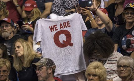 METRO pubblica un articolo su QAnon, organizzazione messa al bando nel mondo/ SERALE