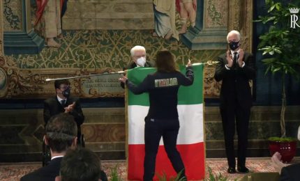 Mattarella consegna il tricolore agli alfieri di Pechino2022