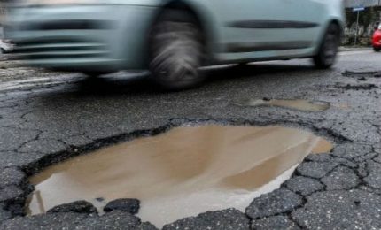 Le strade di Palermo dopo un paio di giorni di pioggia piene di buche: si può gestire così la quinta città d'Italia?/ MATTINALE 509