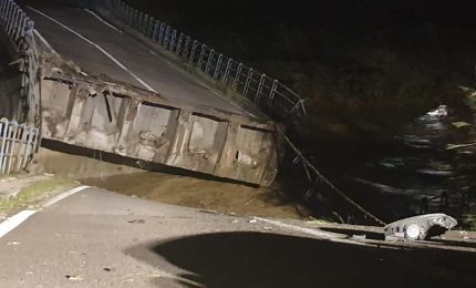 Crolla il ponte sul fiume San Bartolomeo tra Castellammare del Golfo e Alcamo