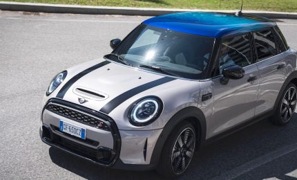 Mini Cooper 5 porte, più comoda e spaziosa ma con grinta