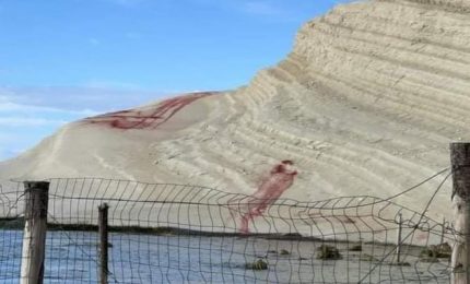 Imbrattata la Scala dei Turchi,Musumeci “Vigliacco oltraggio a bellezza”