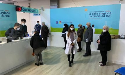 Vaccino, Hub Fiera Messina aperta anche di notte per gli over 50