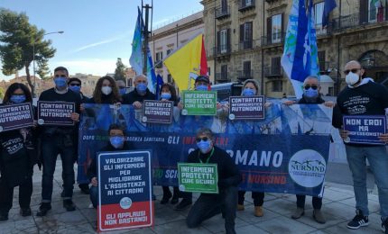 Infermieri in sciopero protestano a Palermo: “Gli applausi non bastano”