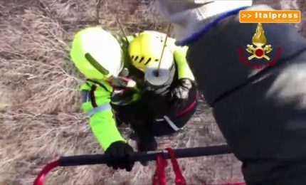 Vigili del fuoco soccorrono un uomo ferito nel varesotto