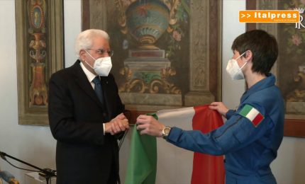 Mattarella consegna a Cristoforetti Tricolore che andrà nello spazio