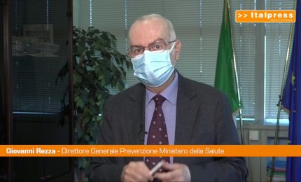 Covid, rallenta la crescita dei casi. Si riduce l'indice Rt