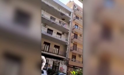 Catania, seminuda lancia oggetti da un balcone di via Etnea