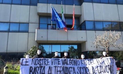 Studenti in piazza a Palermo, occupato Provveditorato