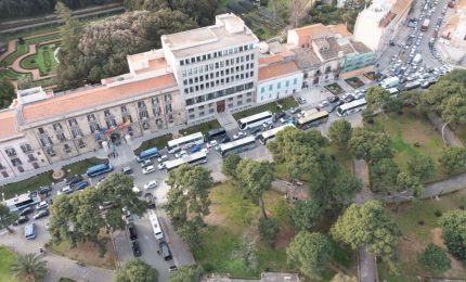 Cento bus turistici protestano a Palermo, bloccato il centro