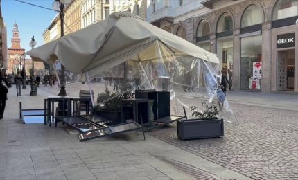 A Milano raffiche di vento fino a 90 km/h, danni al Castello Sforzesco