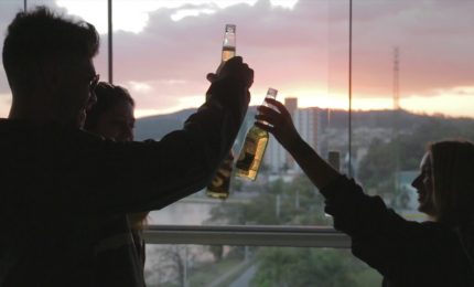 Il binge drinking, l'abbuffata di alcolici letale per gli adolescenti