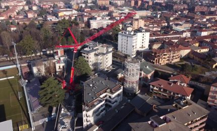 I lavori per abbattere la storica torre dell'acquedotto di Gorgonzola