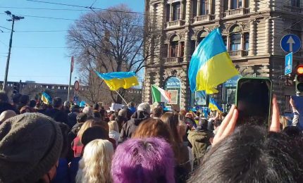 A Milano in migliaia manifestano per la pace in Ucraina