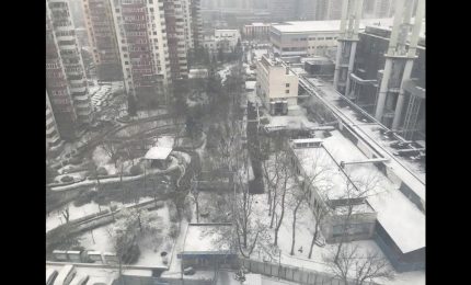 Olimpiadi invernali, Pechino si risveglia sotto la neve