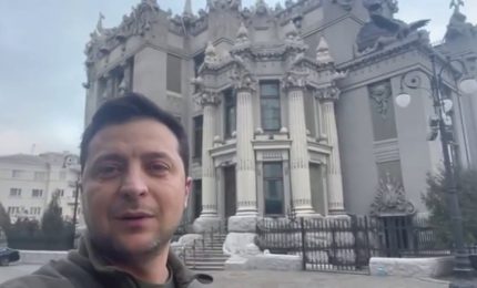 Ucraina, Zelensky "La lotta è qui, non deponete le armi"