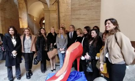 Scarpa rossa contro la violenza sulle donne al Palazzo dei Normanni a Palermo