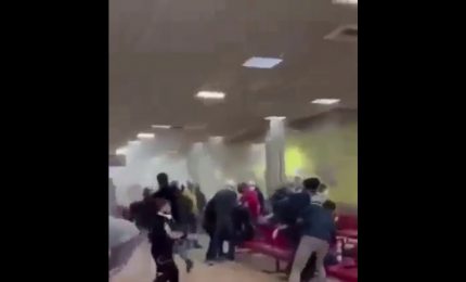 Il vento abbatte una parete, scene di panico all'aeroporto di Palermo