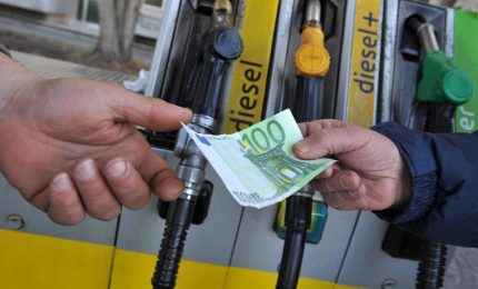 Caro-carburanti: dal Governo Draghi solo uno sconto di 0,15-0,20 euro al litro. Perché non tagliare 0,70 euro di accise?/ MATTINALE 597