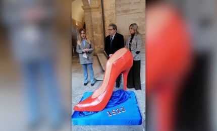 Violenza sulle donne, scarpa rossa al Palazzo dei Normanni di Palermo