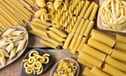 Il 'mistero' della pasta fatta con "solo grano duro italiano" che aumenta di prezzo. Come difendersi/ SERALE