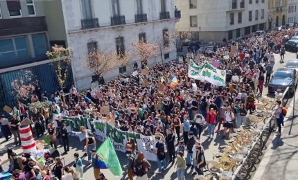 Studenti in piazza a Milano contro la guerra