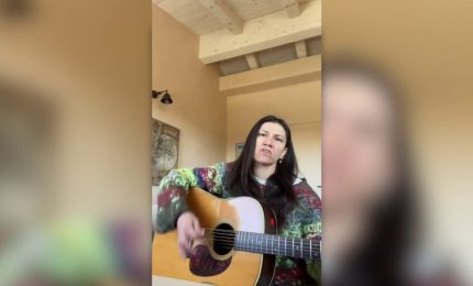 Elisa canta "Zombie" per i ragazzi russi arrestati perché protestavano