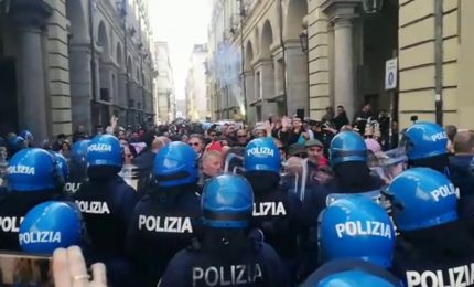 Torino, no vax protestano contro il premier Mario Draghi