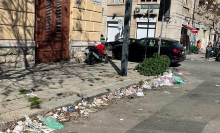 Salta lo spazzamento, strada del centro di Palermo diventa discarica