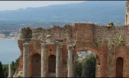 Rocciatori scalano il Teatro Antico di Taormina per ripulirlo