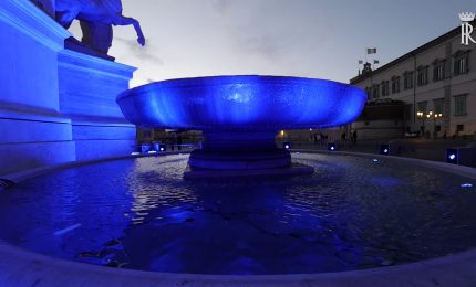 La fontana dei Dioscuri illuminata di blu per la Giornata dell'Autismo